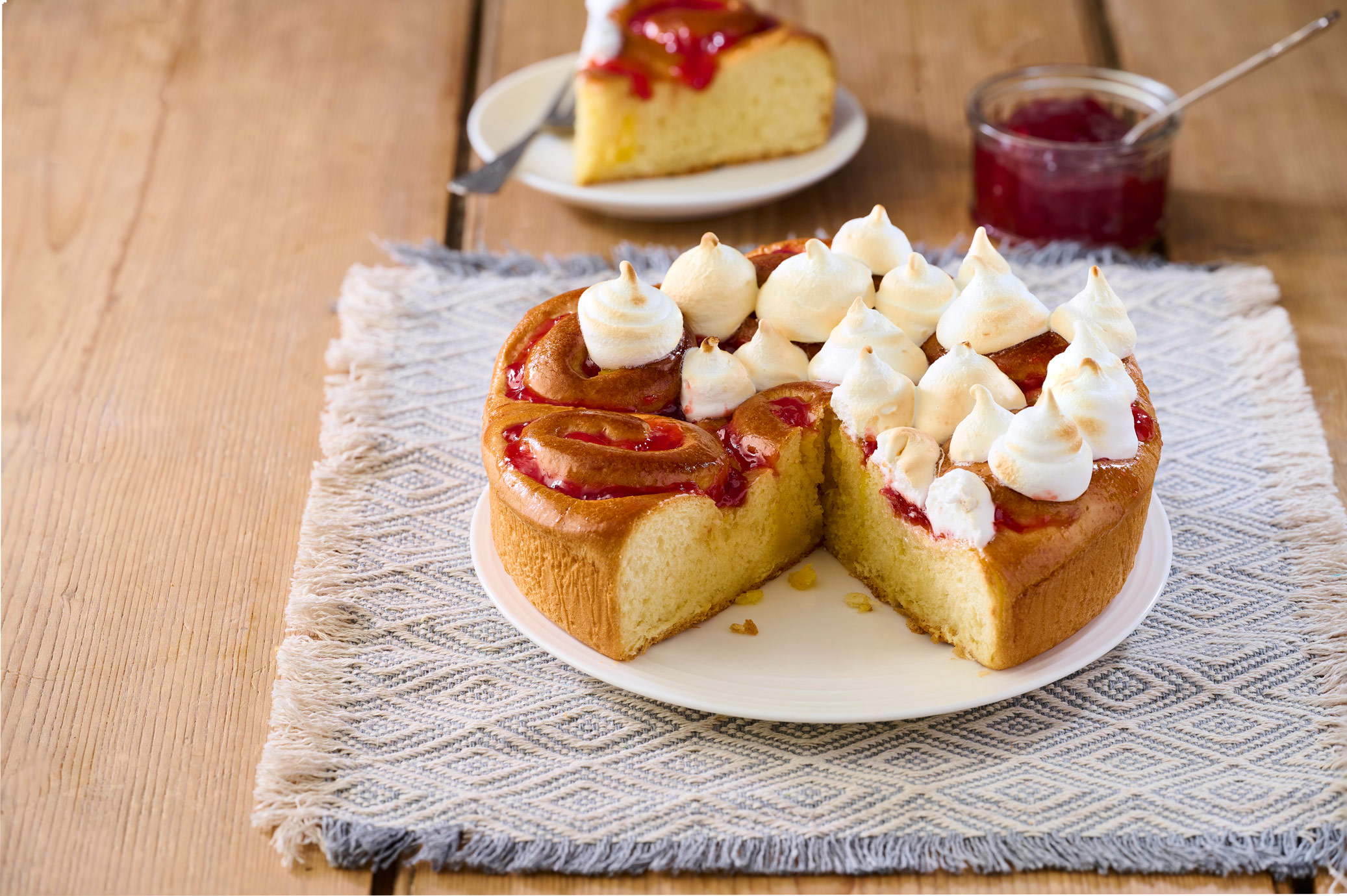 Strawberry Meringue Tear & Share – St Pierre UK