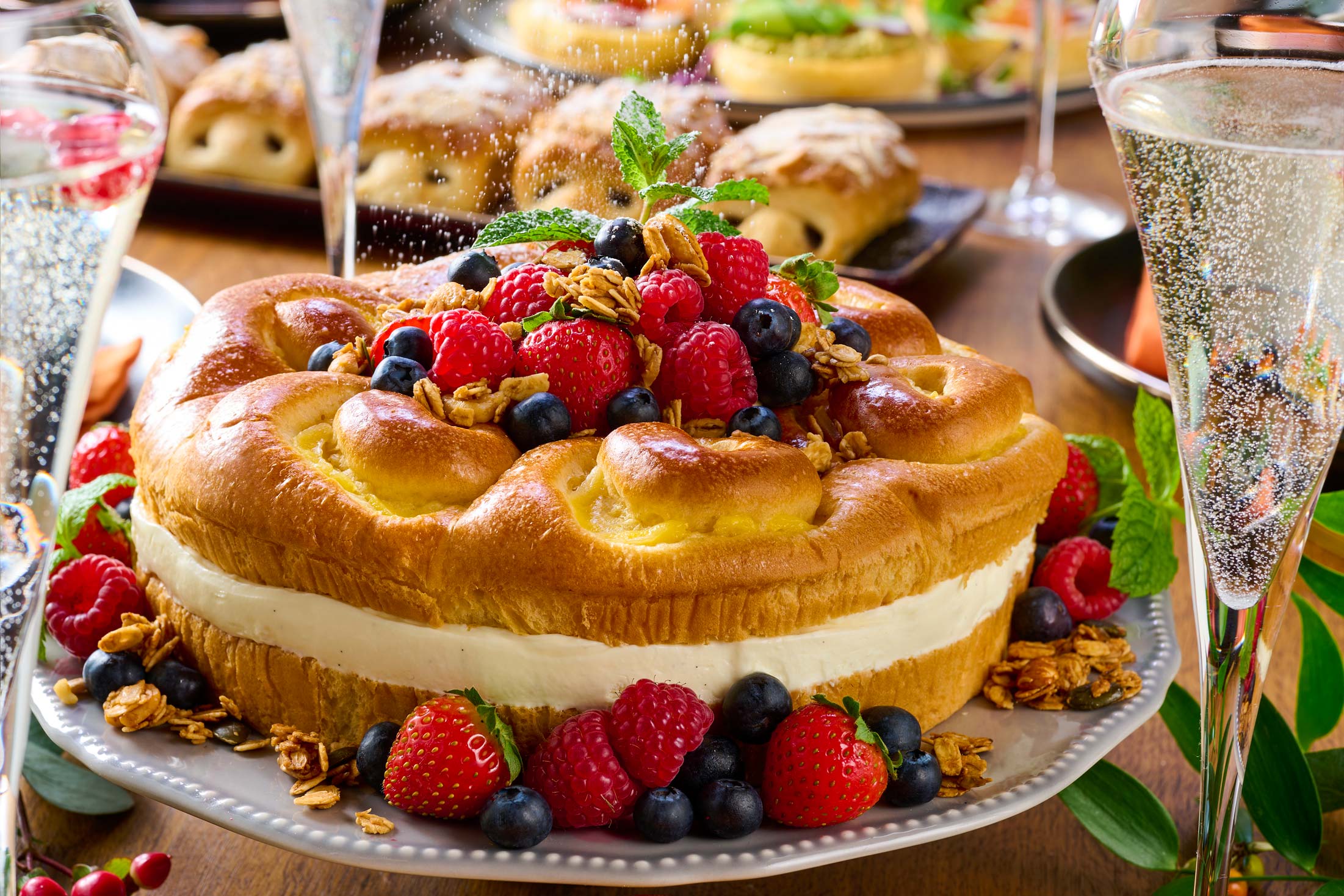 Breakfast Tear & Share with Yoghurt and Berries – St Pierre UK